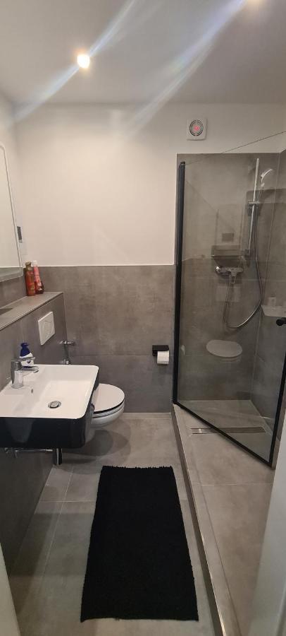 Schoene 2 Zimmer Apartment In Krefeld City, Monteur Wohnung Netflix & Prime Exteriér fotografie